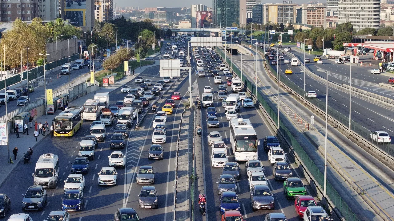 İstanbul'da trafik çilesi başladı! Okulun 2. günde de trafik kilitlendi  