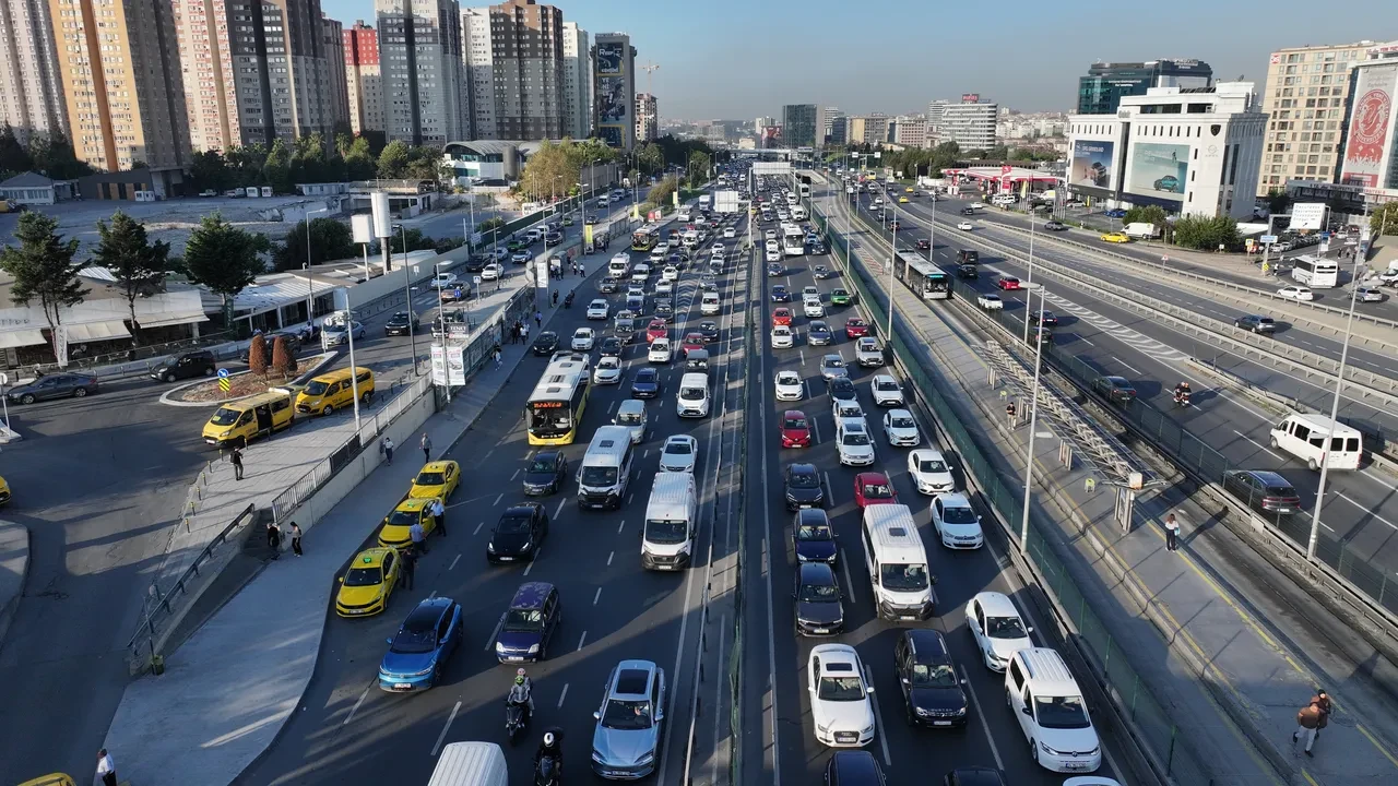 İstanbul'da trafik çilesi başladı! Okulun 2. günde de trafik kilitlendi