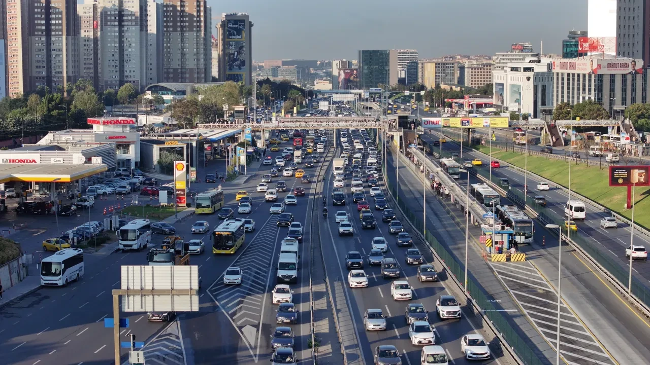 İstanbul'da trafik çilesi başladı! Okulun 2. günde de trafik kilitlendi