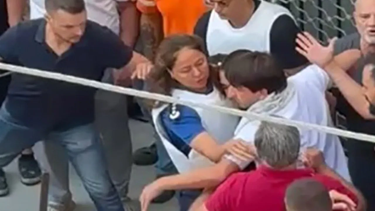 İzmir'de saldırgana linç girişimi! Son anda polis engelledi