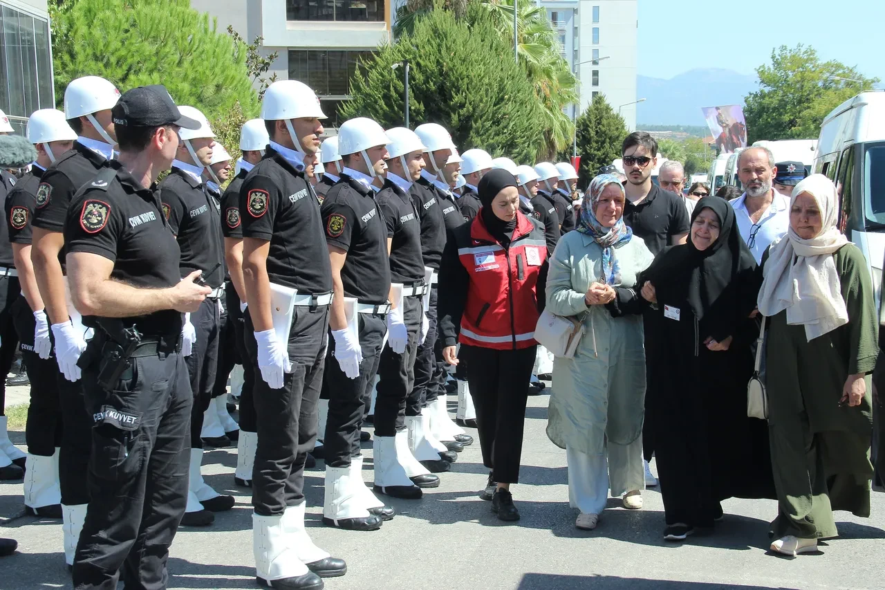 İzmir'de şehit düşen polislere son görev! Cenaze namazını şehidin babası kıldırdı: Gözyaşları sel oldu