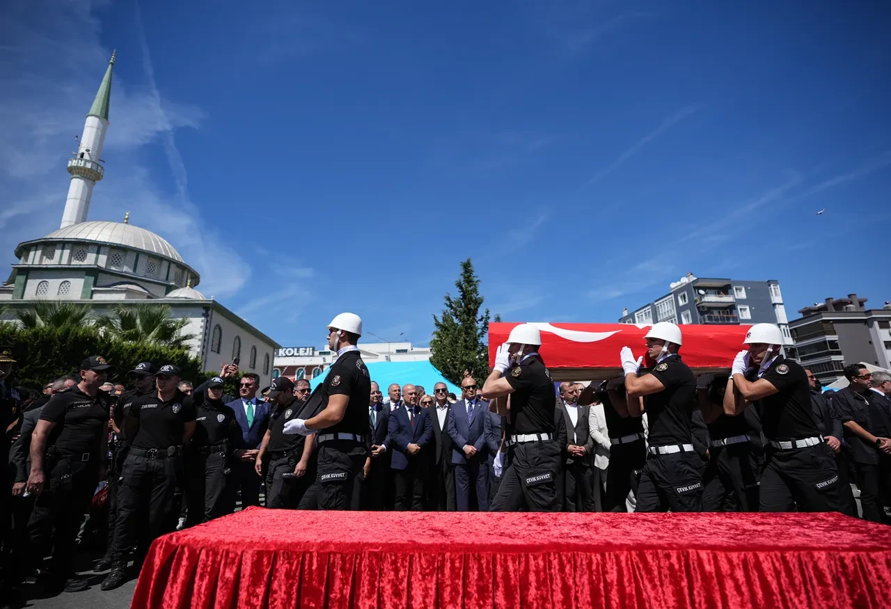 İzmir'de şehit düşen polislere son görev! Cenaze namazını şehidin babası kıldırdı: Gözyaşları sel oldu
