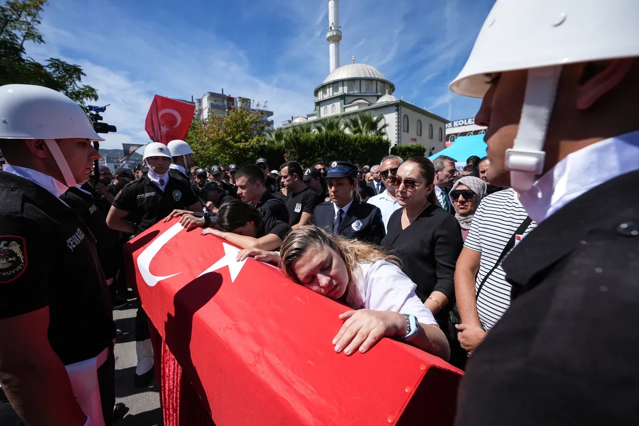 İzmir'de şehit düşen polislere son görev! Cenaze namazını şehidin babası kıldırdı: Gözyaşları sel oldu