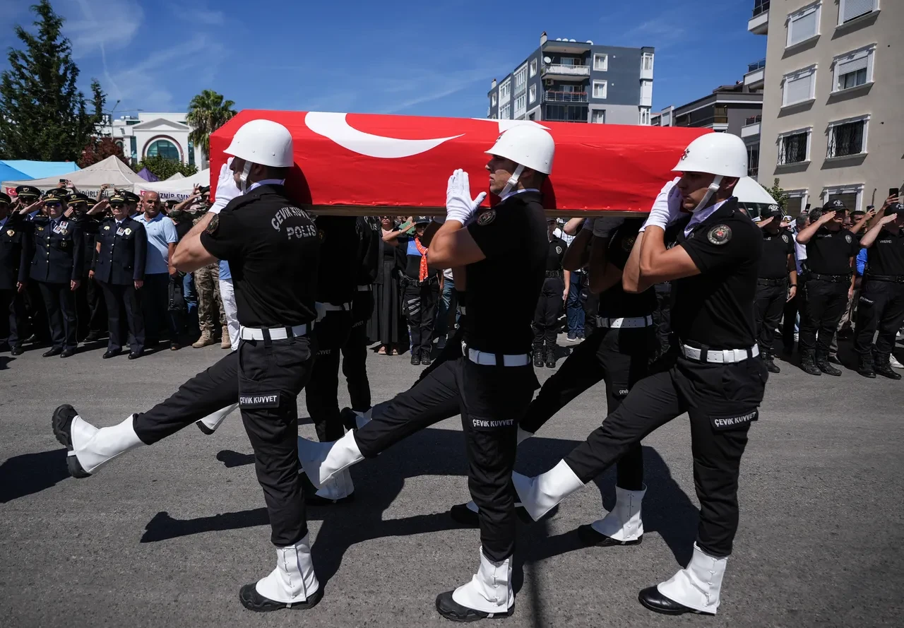 İzmir'de şehit düşen polislere son görev! Cenaze namazını şehidin babası kıldırdı: Gözyaşları sel oldu