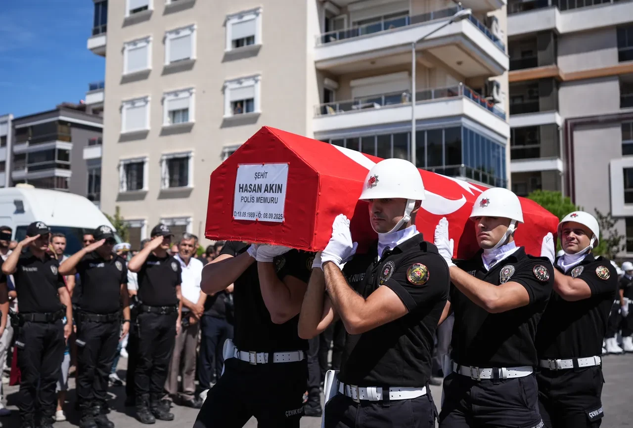 İzmir'de şehit düşen polislere son görev! Cenaze namazını şehidin babası kıldırdı: Gözyaşları sel oldu