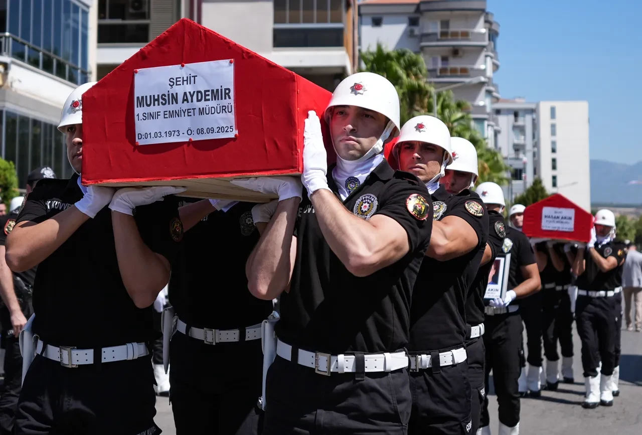 İzmir'de şehit düşen polislere son görev! Cenaze namazını şehidin babası kıldırdı: Gözyaşları sel oldu