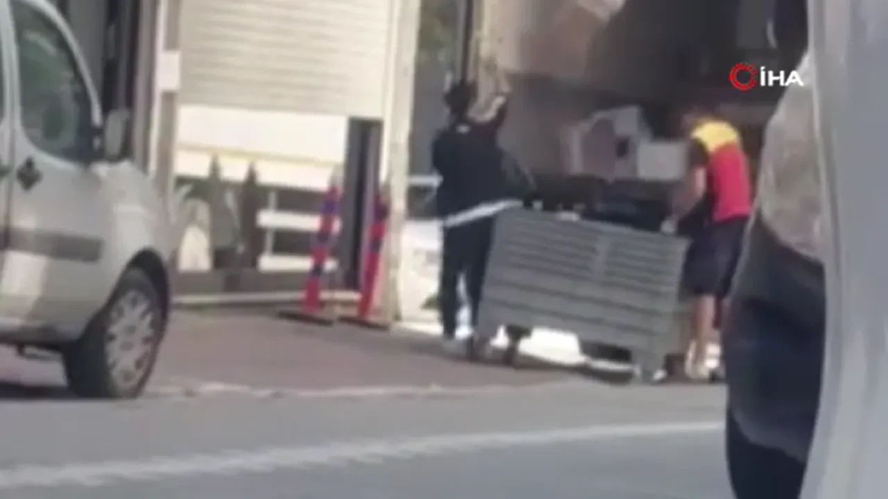 Kargo firması çalışanlarından sorumsuzca hareketler! Paketleri fırlattığı anlar kamerada