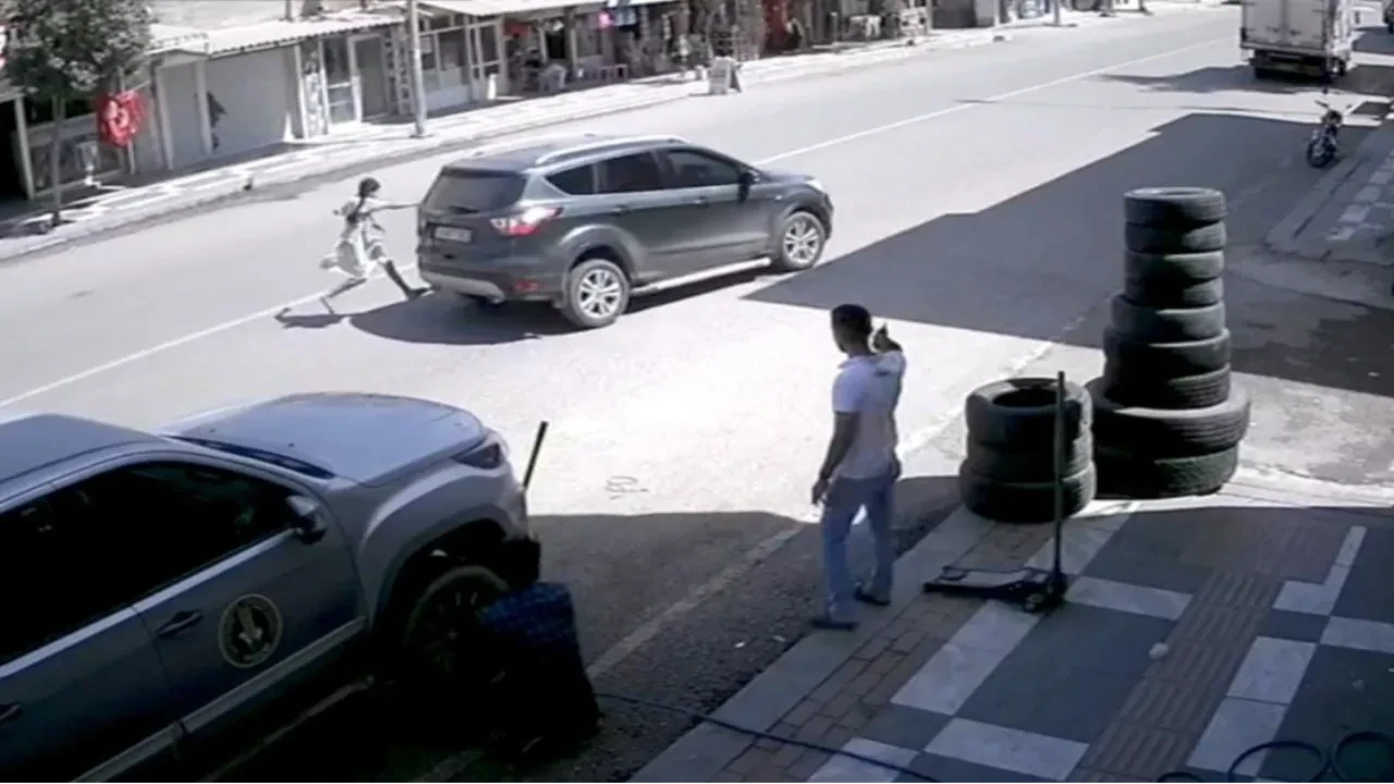 Kazadan kurtulan çocuk annesinden kurtulamadı! O anlar kamerada