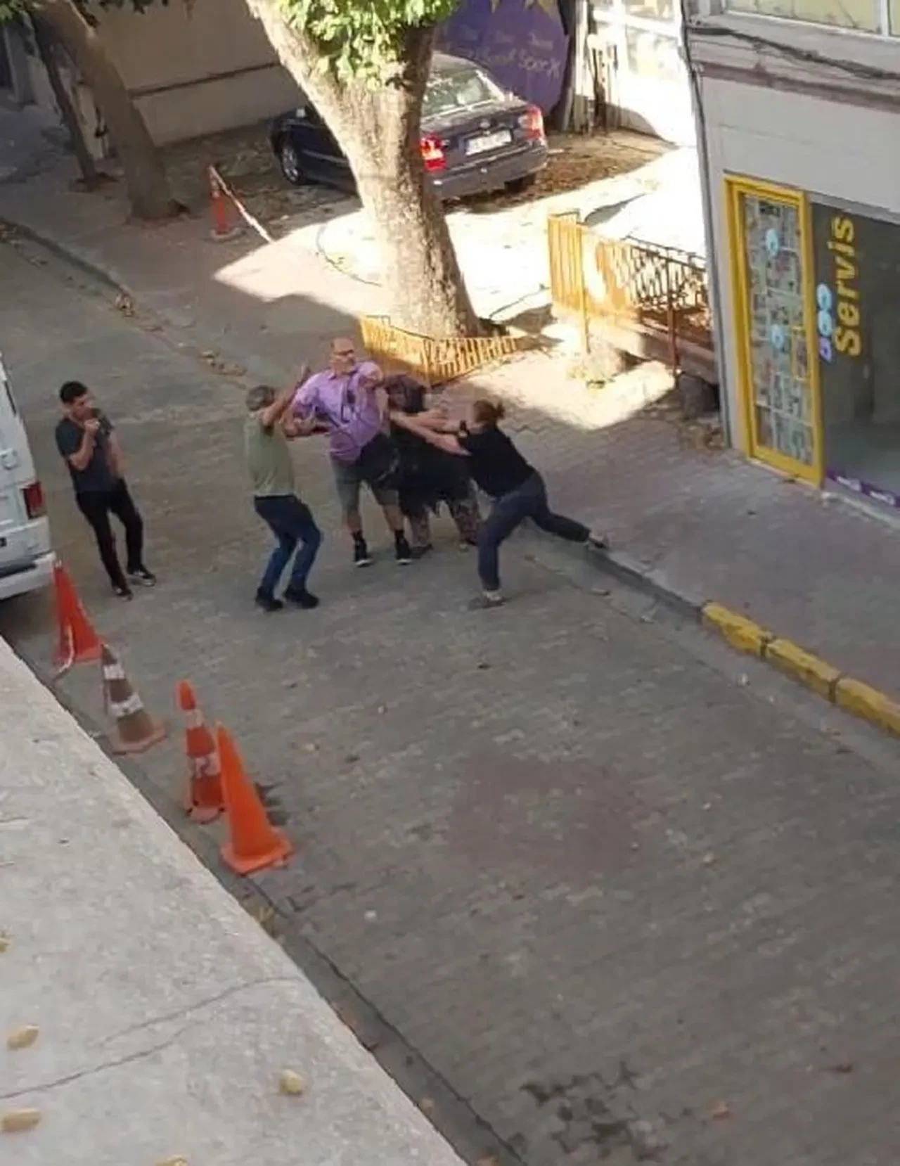 Kiracı ve ev sahibi birbirlerine girdi! Yumruk atıp tehdit etti: 'Sizi bu evde istemiyorum'
