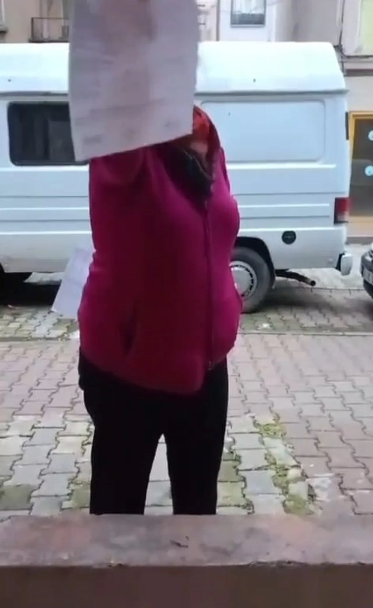 Kiracı ve ev sahibi birbirlerine girdi! Yumruk atıp tehdit etti: 'Sizi bu evde istemiyorum'