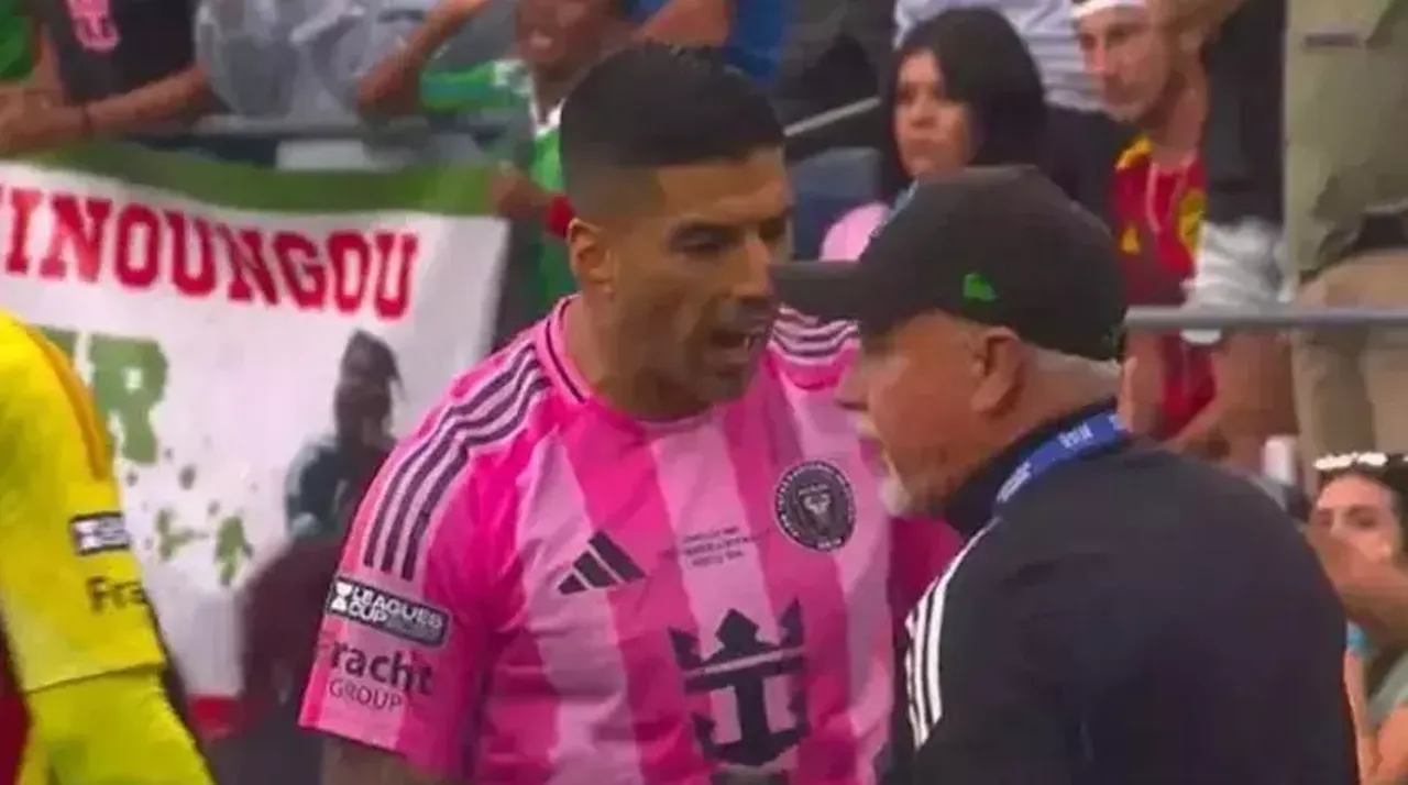 Luis Suarez skandallara doymuyor! Daha önce ısırmıştı, şimdi tükürdü