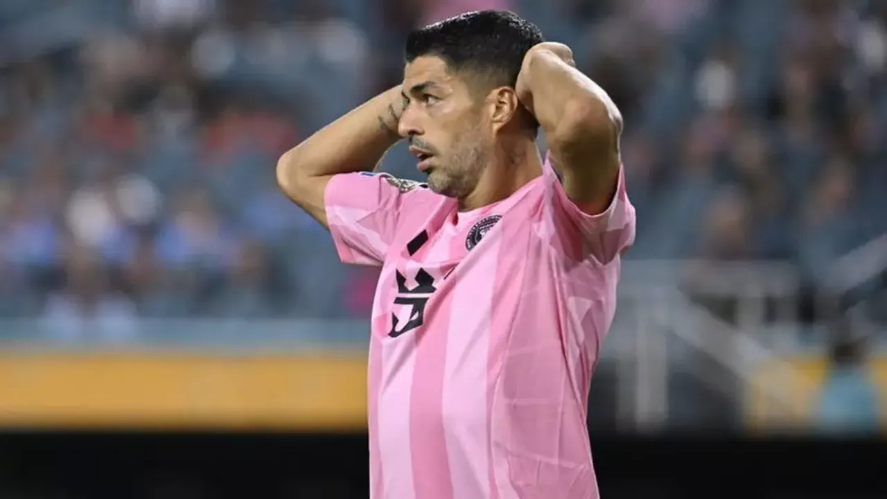 Luis Suarez skandallara doymuyor! Daha önce ısırmıştı, şimdi tükürdü