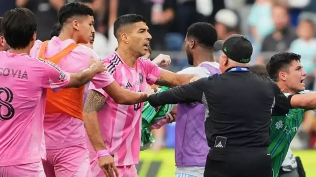 Luis Suarez skandallara doymuyor! Daha önce ısırmıştı, şimdi tükürdü