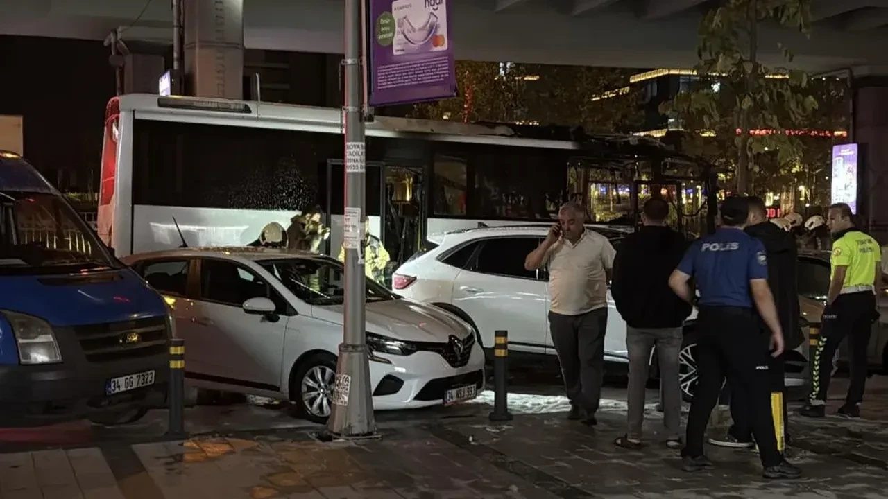 Mecidiyeköy'ün göbeğinde tur otobüsü alev aldı! Yangın 3 araca sıçradı