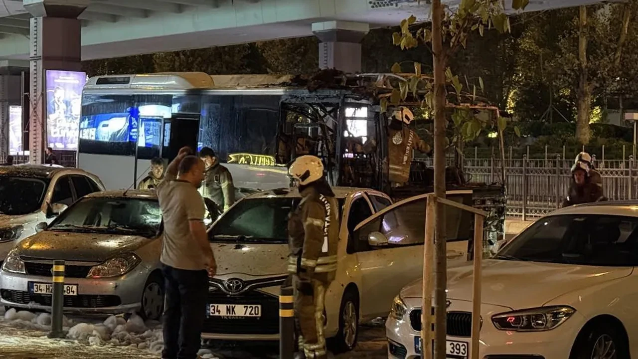 Mecidiyeköy'ün göbeğinde tur otobüsü alev aldı! Yangın 3 araca sıçradı