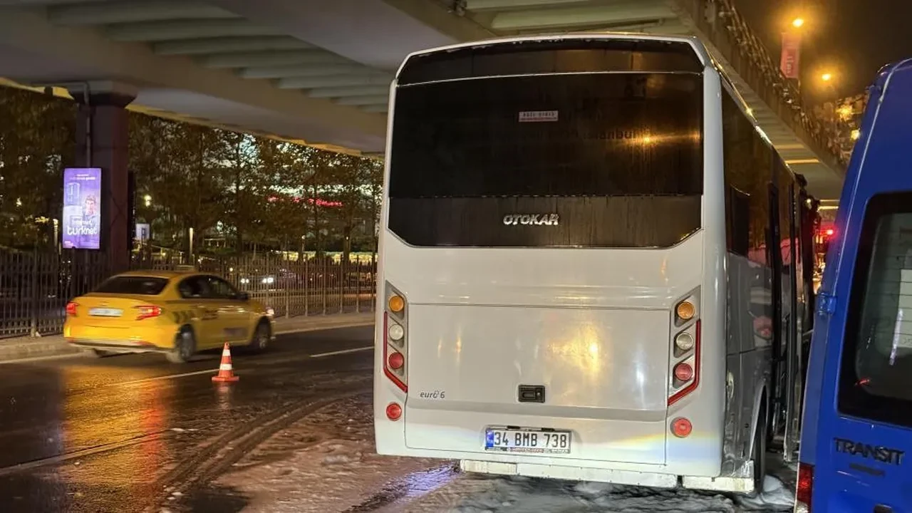 Mecidiyeköy'ün göbeğinde tur otobüsü alev aldı! Yangın 3 araca sıçradı