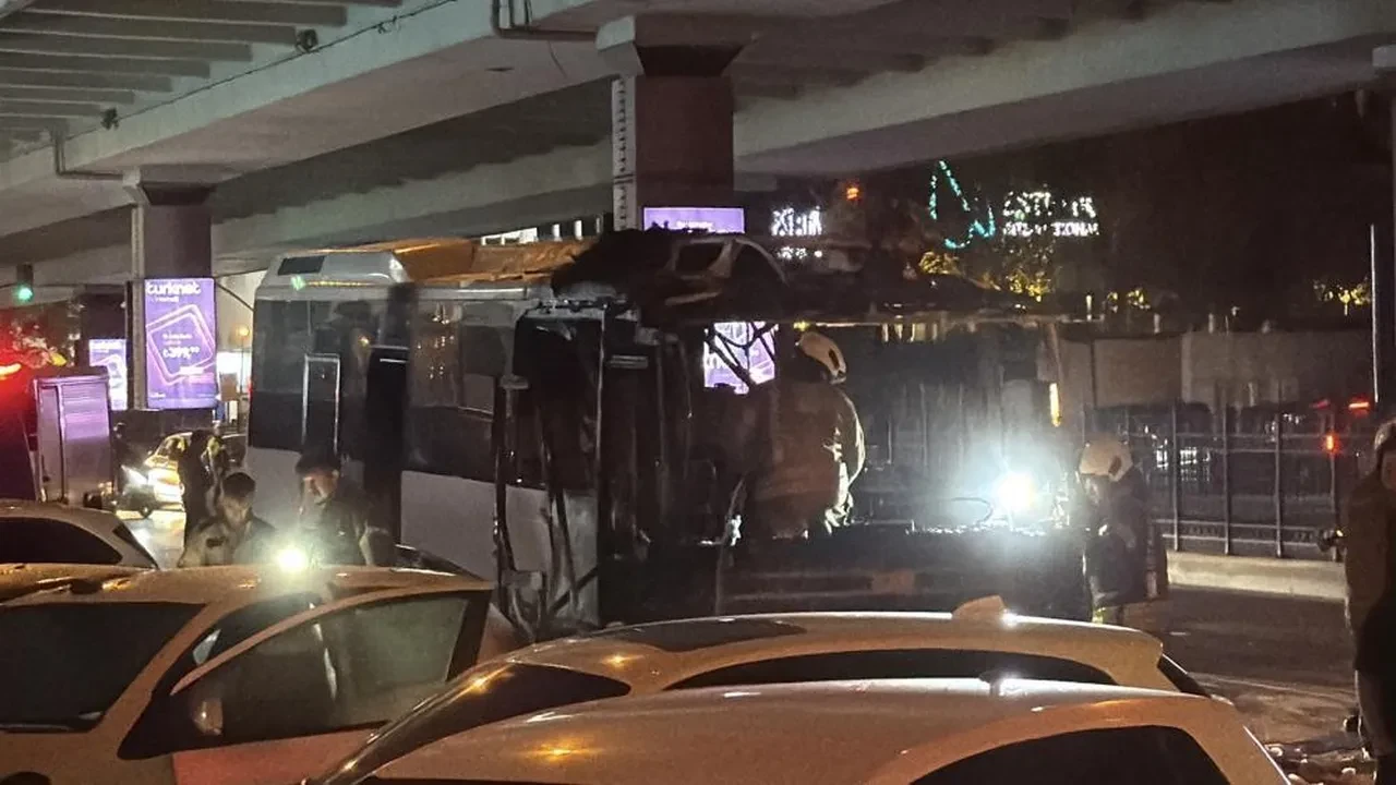 Mecidiyeköy'ün göbeğinde tur otobüsü alev aldı! Yangın 3 araca sıçradı