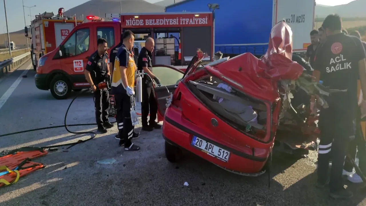 Niğde'de korkunç kaza! Trafik durdu: Ölü ve yaralılar var 
