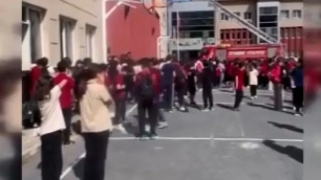 Okulda yangın paniği! Veliler okul önüne yığıldı: Ekiplerin müdahalesi sürüyor