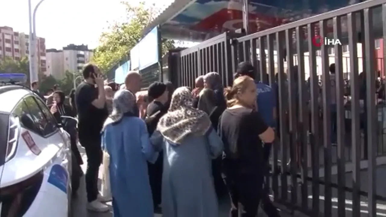 Okulda yangın paniği! Veliler okul önüne yığıldı: Ekiplerin müdahalesi sürüyor