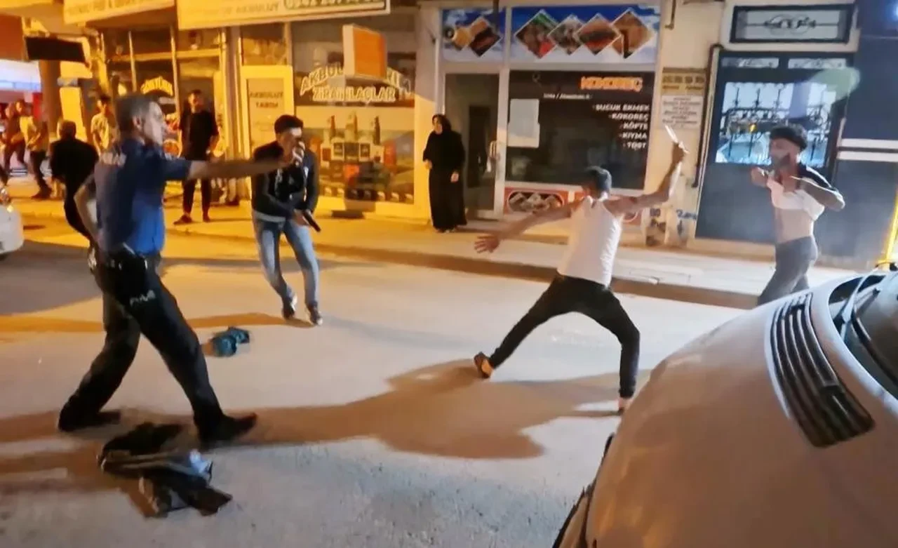 Polise sandalye ve bıçakla saldırıp serbest kalmışlardı! Baba ve oğlu için yeni karar