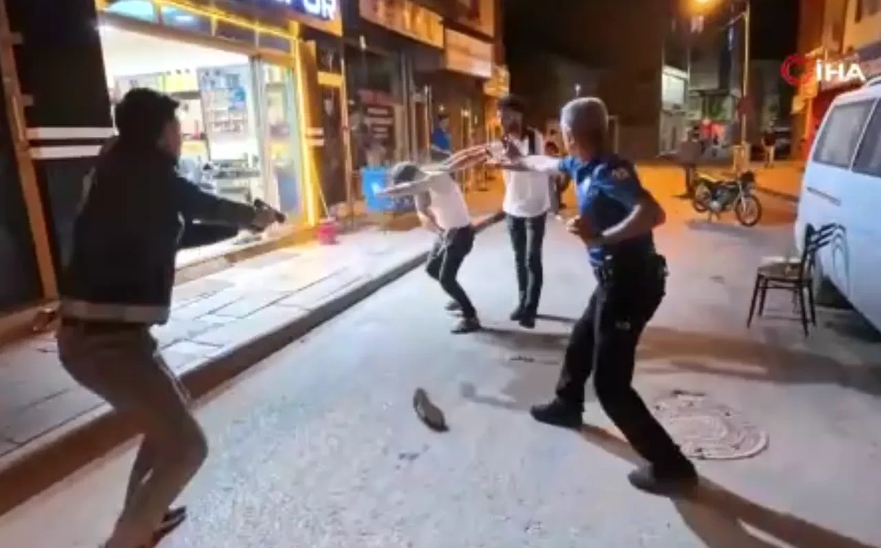 Polise sandalye ve bıçakla saldırıp serbest kalmışlardı! Baba ve oğlu için yeni karar
