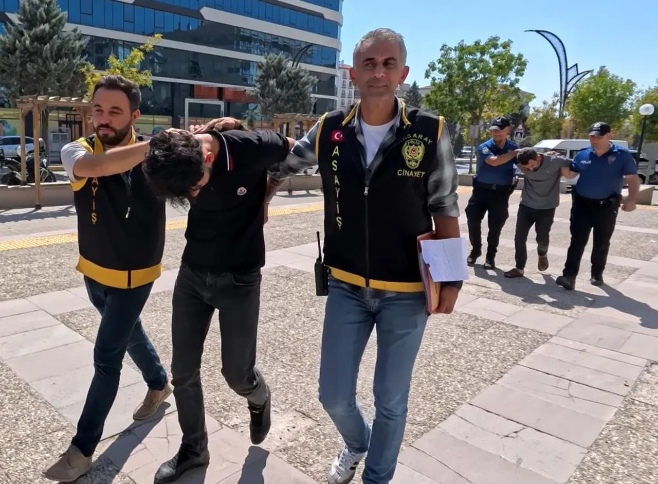 Polise sandalye ve bıçakla saldırıp serbest kalmışlardı! Baba ve oğlu için yeni karar