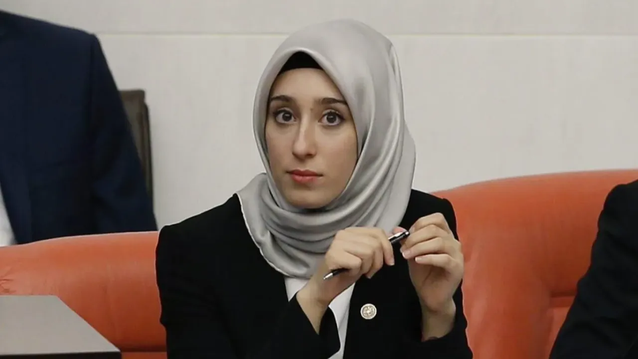 Rümeysa Kadak Oxford'un yeni reklam yüzü oldu