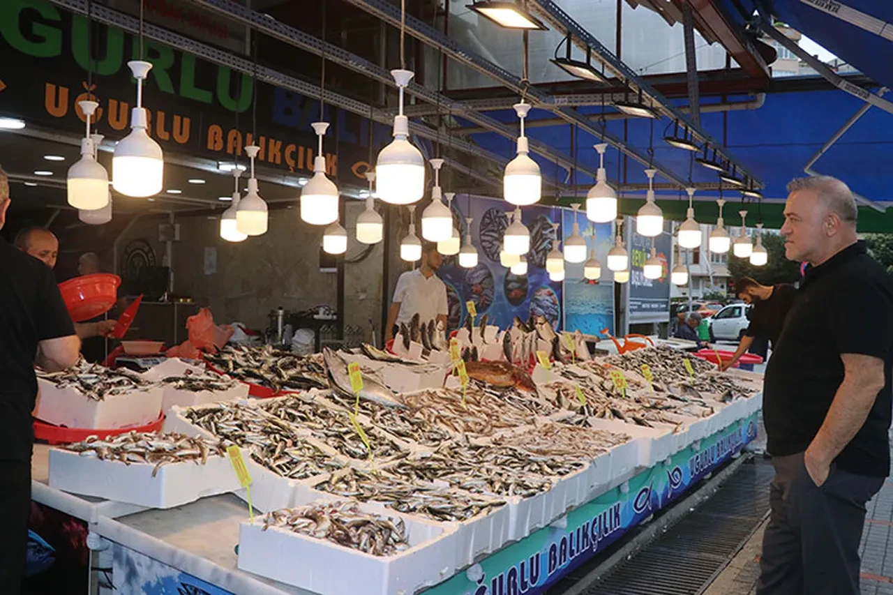 Tezgahlar şenlendi! Balık fiyatları düştü, vatandaşlar akın etti