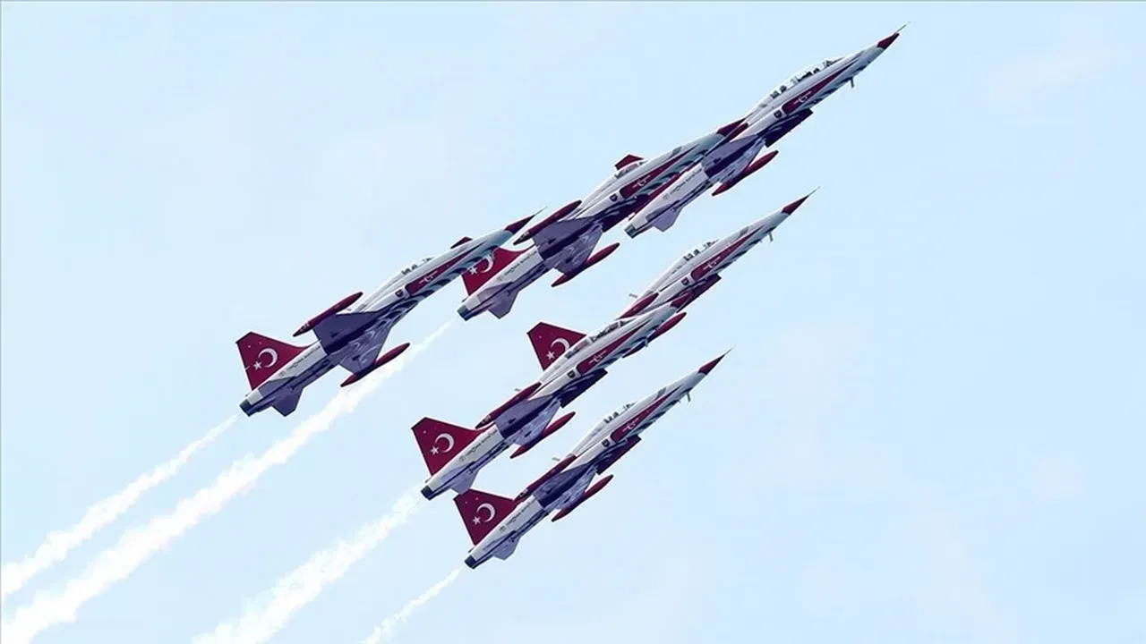 Türk Yıldızları gösterisi saat kaçta, nerede? 9 Eylül İzmir'de gösteri uçuşu yapacaklar
