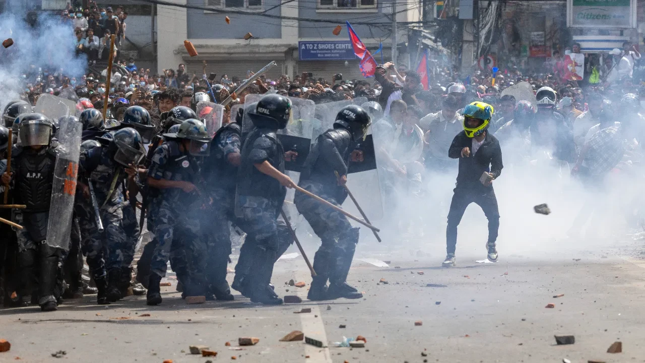 Nepal'de protestolar şiddetleniyor! Bakanı dövüp nehre attılar: Tüm uçuşlar iptal edildi 