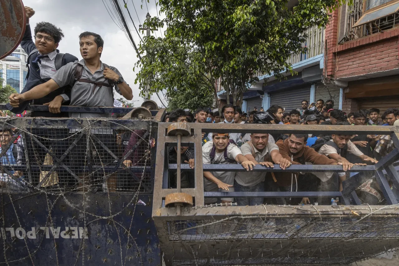 Nepal'de protestolar şiddetleniyor! Bakanı dövüp nehre attılar: Tüm uçuşlar iptal edildi
