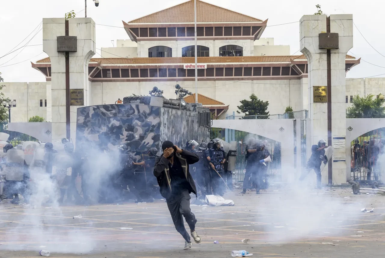 Nepal'de protestolar şiddetleniyor! Bakanı dövüp nehre attılar: Tüm uçuşlar iptal edildi