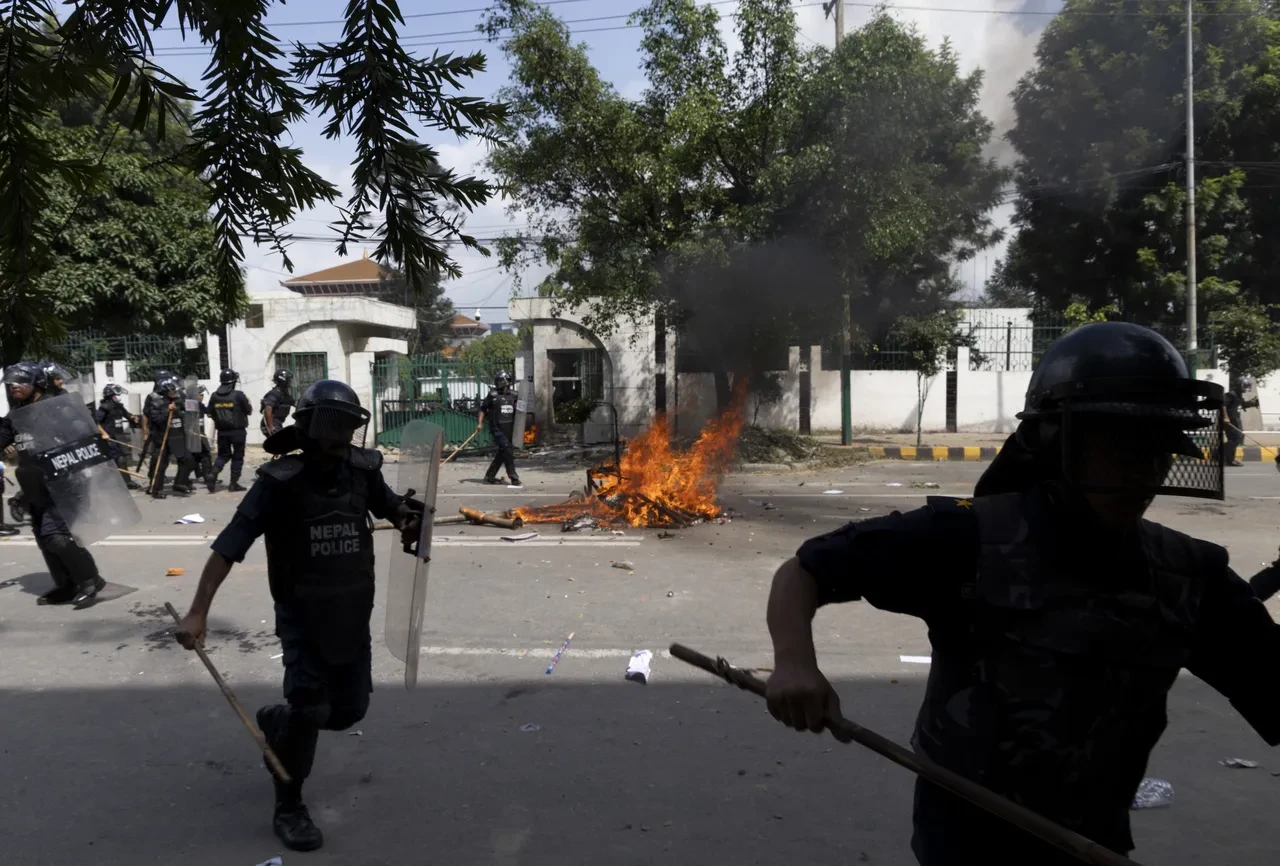 Nepal'de protestolar şiddetleniyor! Bakanı dövüp nehre attılar: Tüm uçuşlar iptal edildi