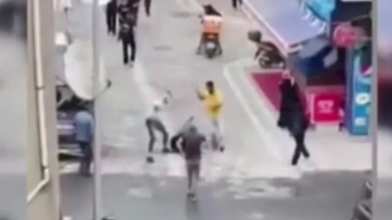 Yine Esenyurt yine kavga! Birbirlerini öldüresiye dövdüler: Dehşete düşüren anlar kamerada 
