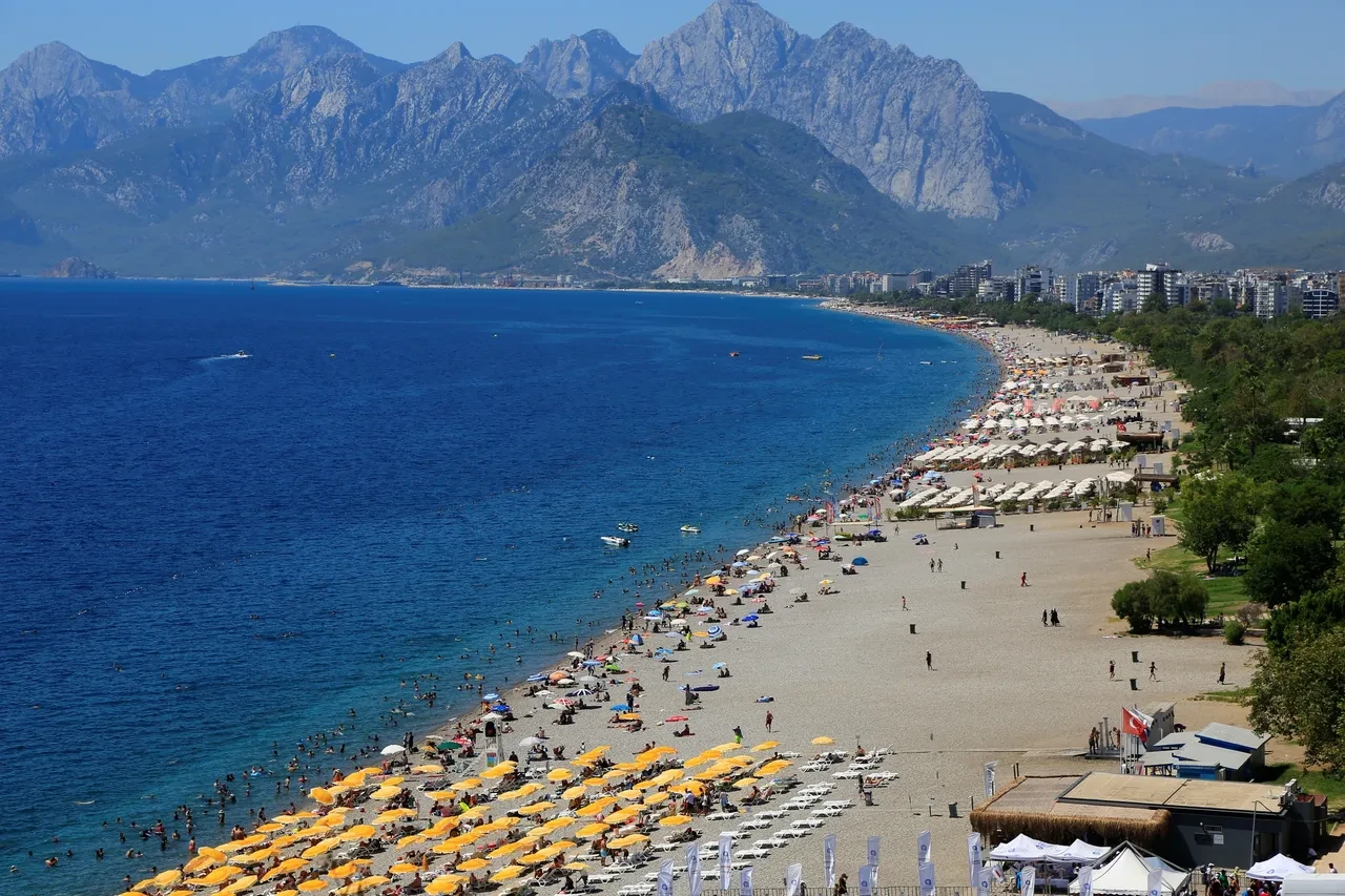 Antalya yine turizmde rekor kırdı! Bakan Ersoy, kenti ziyaret edenlerin sayısını açıkladı  