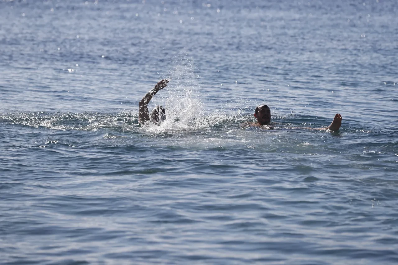 Bir yanda karla mücadele diğer yanda deniz keyfi! Ocak ayında dikkat çeken görüntü