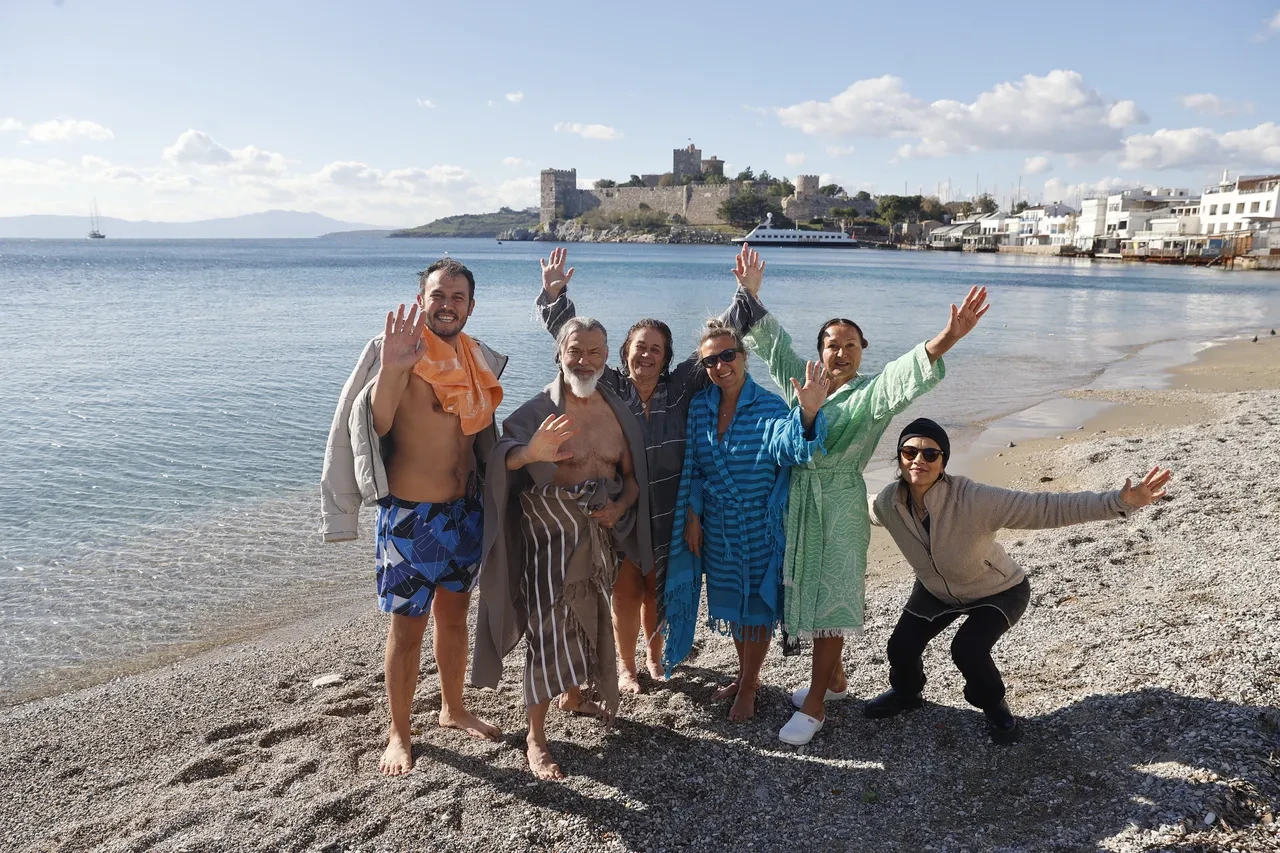 Bir yanda karla mücadele diğer yanda deniz keyfi! Ocak ayında dikkat çeken görüntü
