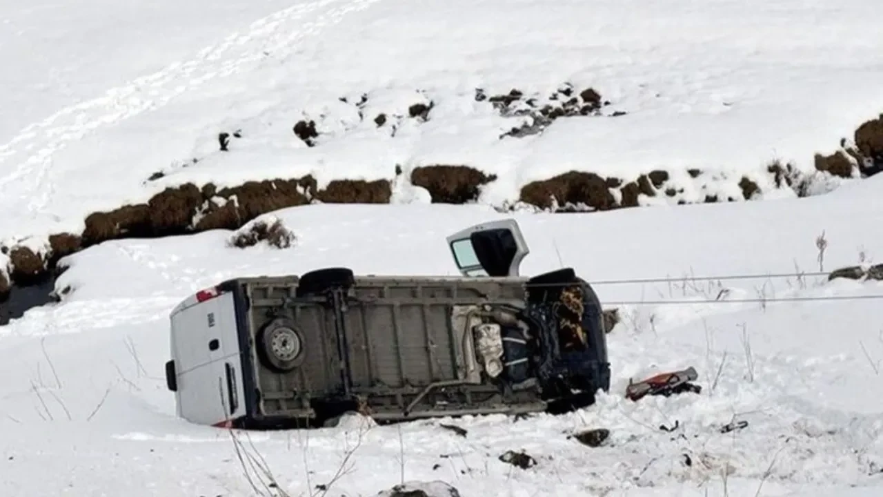Elazığ'da minibüs şarampole devrildi! 9 yaralı 