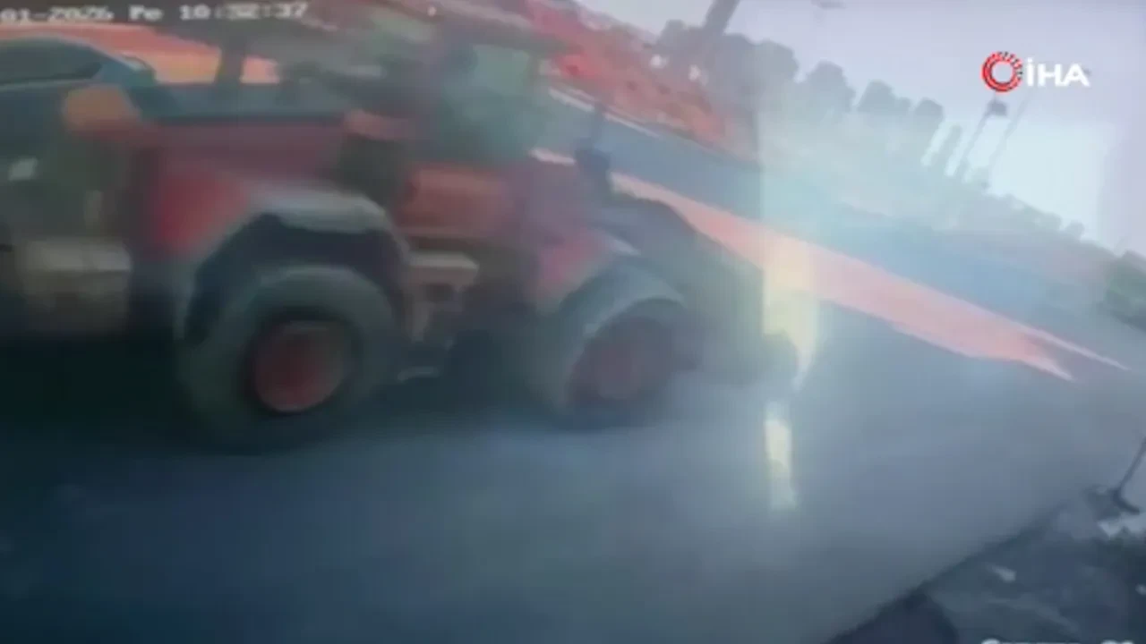 Faciaya ramak kala! Tırdan kopan vinç, 2 araca ve bir binaya böyle çarptı