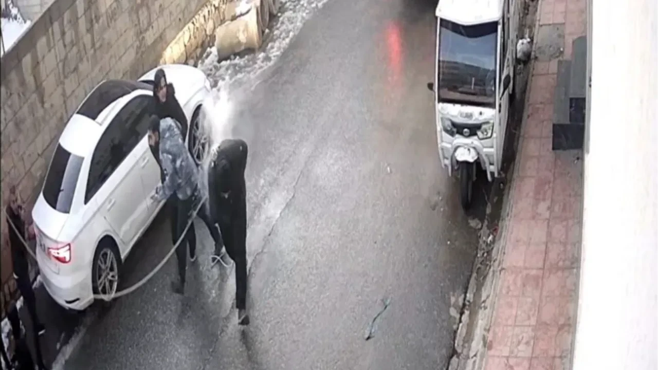 Feci şekilde ölümden montu kurtardı! Elektrik teli gencin üzerine böyle düştü