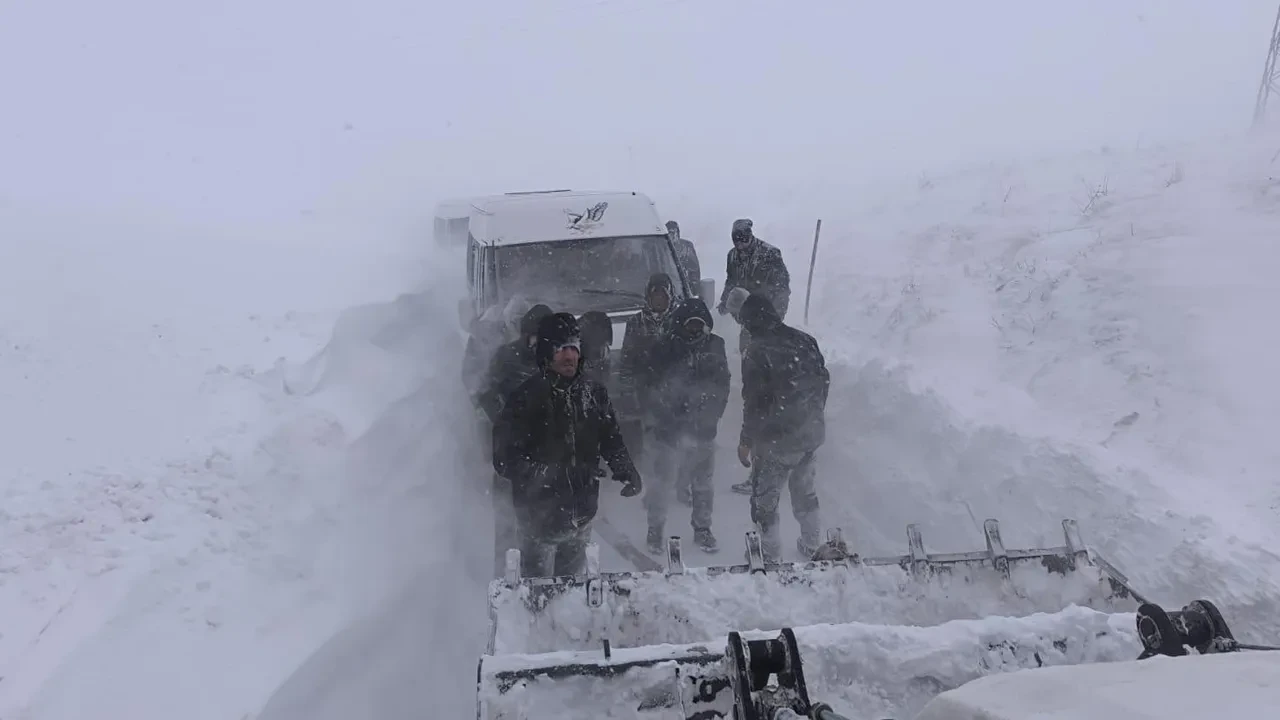 Hakkari'de araç üzerine çığ düştü! Ekipler 2 kişinin hayatı için zamanla yarıştı