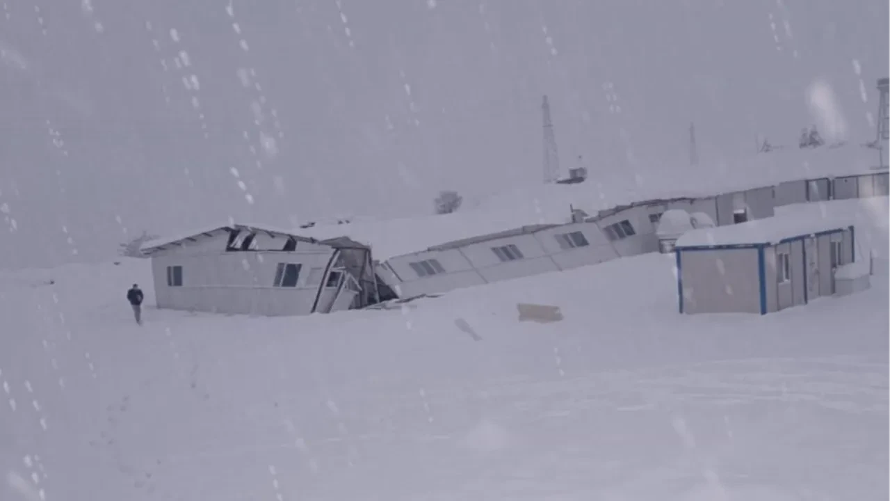 Hastane şantiyesinde korku dolu anlar! Yemekhanenin çatısı yıkıldı