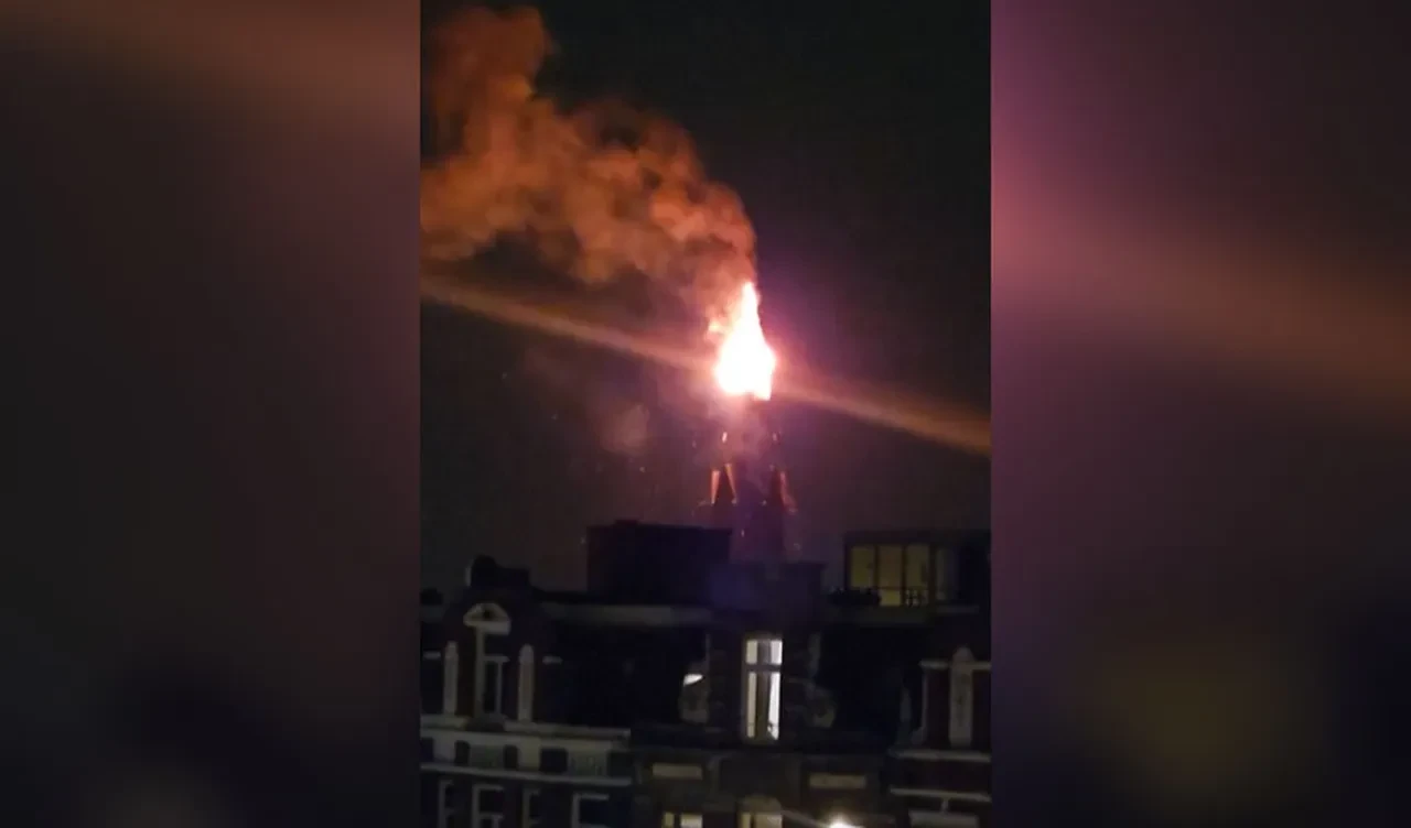 Hollanda'da yeni yıl kutlamaları tatsız bitti! 154 yıllık tarihi kilise küle döndü