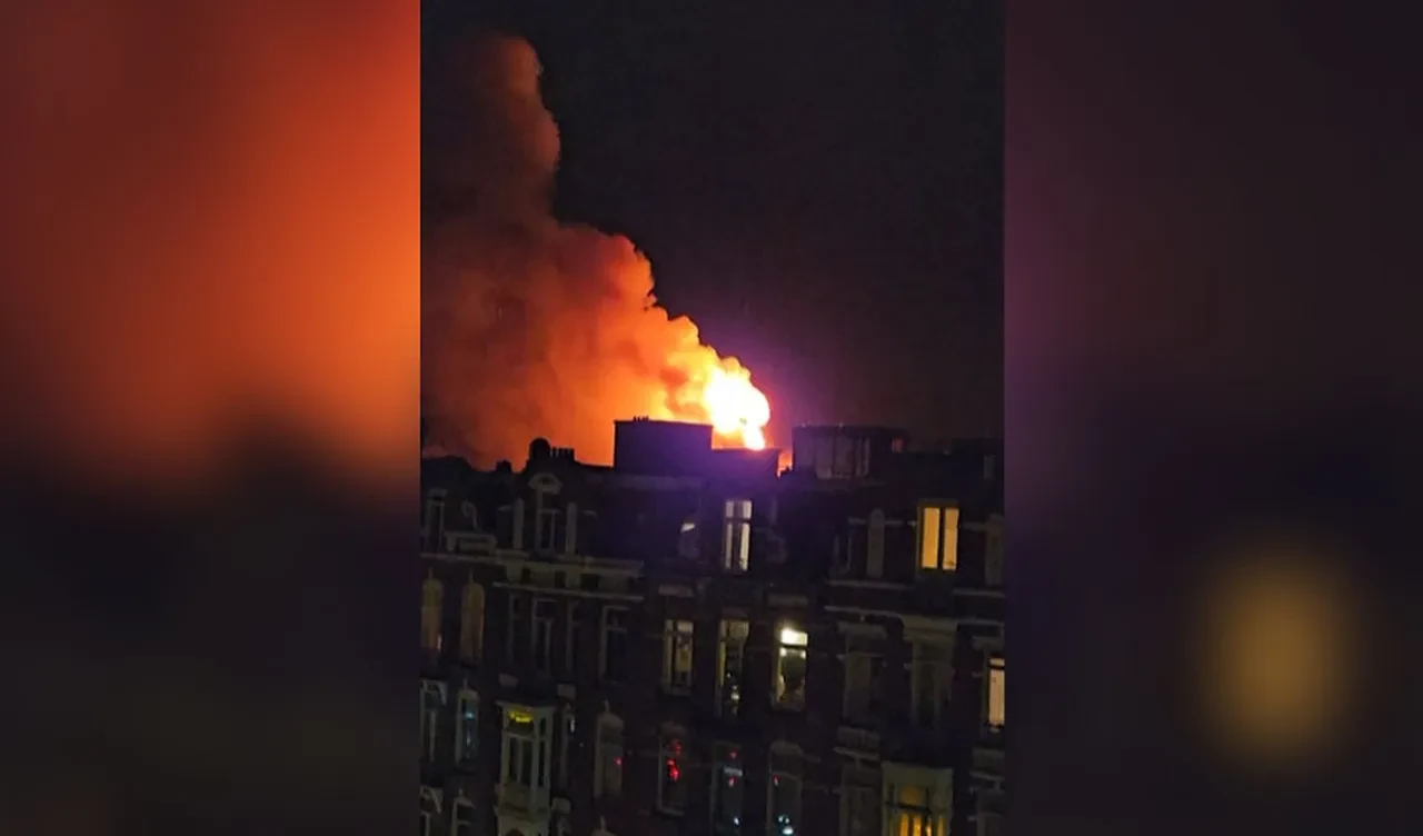 Hollanda'da yeni yıl kutlamaları tatsız bitti! 154 yıllık tarihi kilise küle döndü