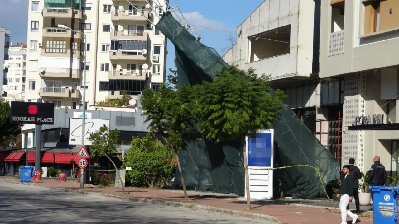 İnşaat iskelesi şiddetli rüzgara dayanamadı