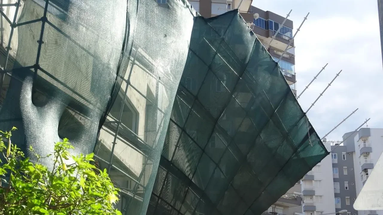 İnşaat iskelesi şiddetli rüzgara dayanamadı