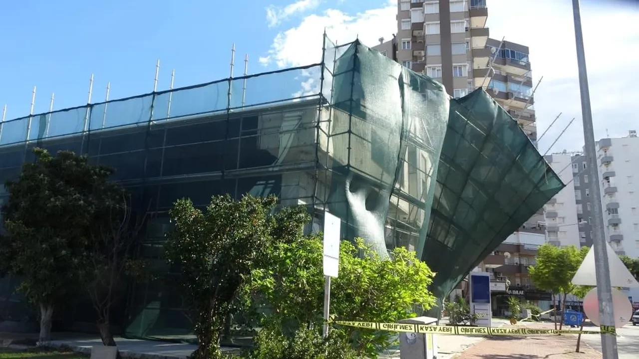 İnşaat iskelesi şiddetli rüzgara dayanamadı