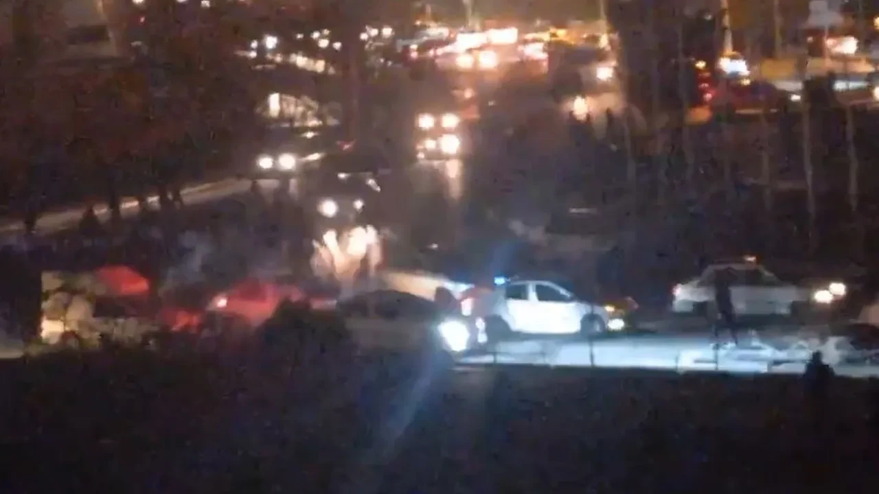 İran'da yüksek enflasyon protestolarında can kayıpları var! Pezeşkiyan'dan 'Suçu ABD'de aramayın, sorumlu biziz' mesajı