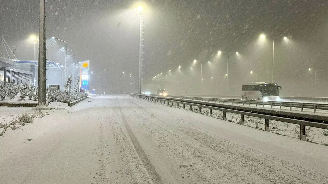 İstanbul yeni yıla karla girdi! Her yer beyaza büründü